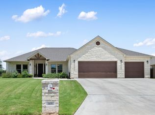 105 Broadmoor St, Meadowlakes, TX 78654