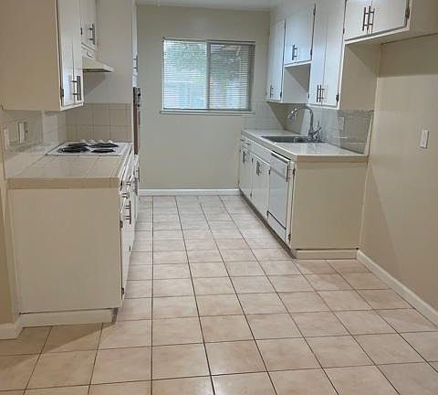 3rd image of 943 Iris Ave