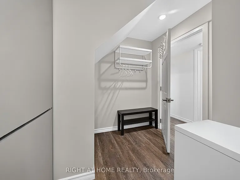 1599 Sandgate Cres #LOWER — Photo 5