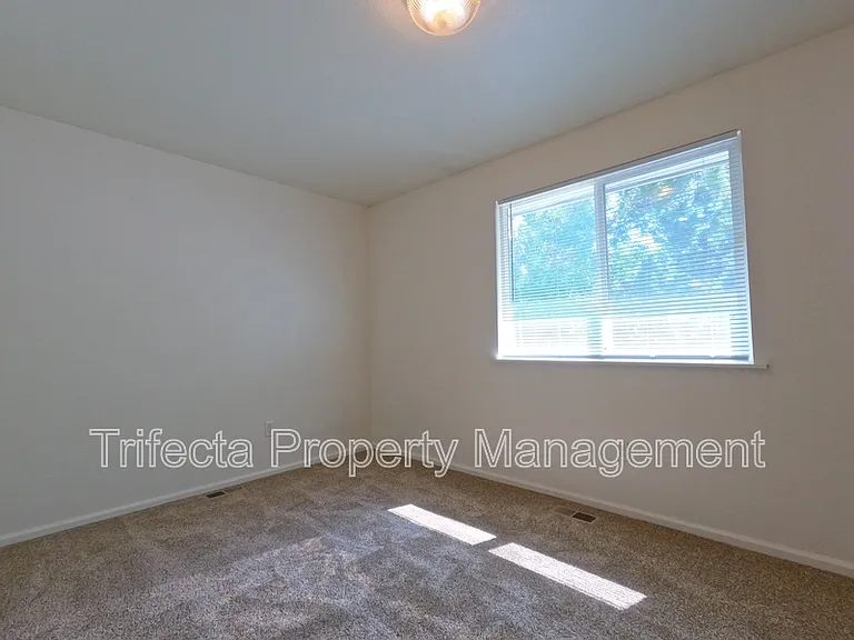 2121 35th Ave #18 — Photo 8