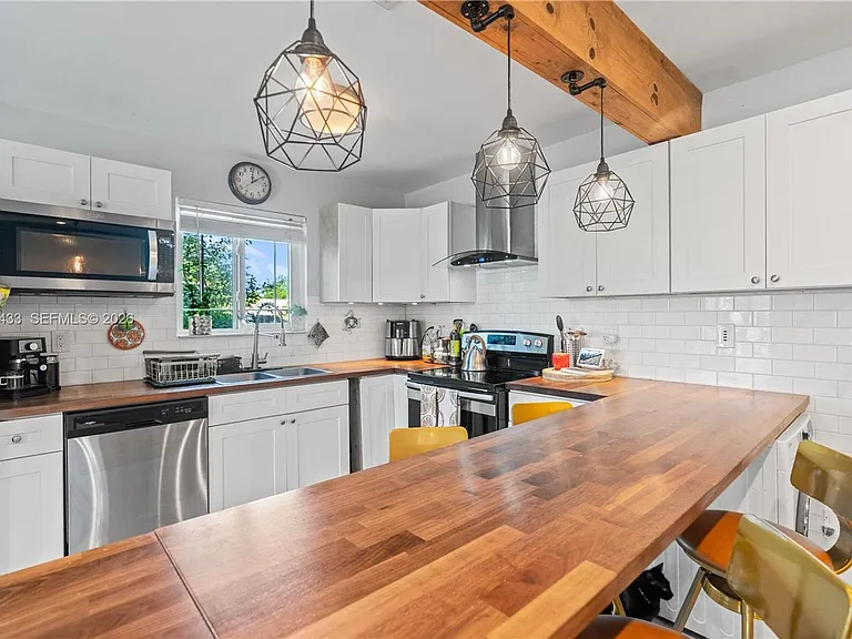 2447 Wilson St — Photo 3