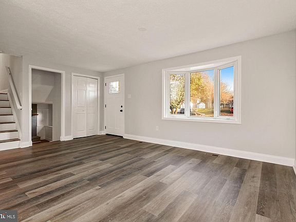 4th image of 499 Hillcrest Dr