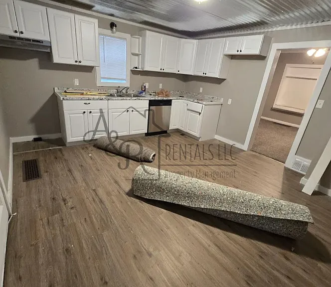 513 E Adams St — Photo 7