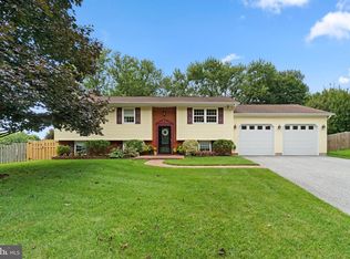 5902 Lawrence Dr, Sykesville, MD 21784