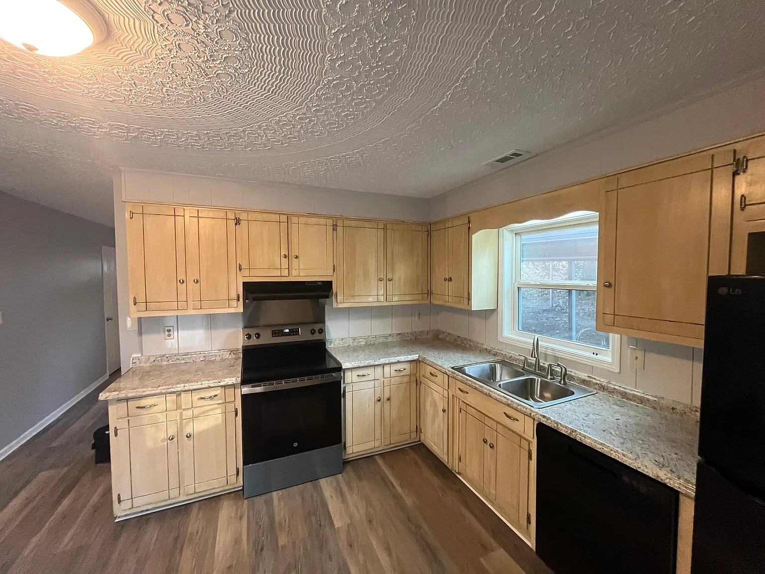 3 bed, 1.5 bath, 1118 sqft, $1,650 — Photo 4