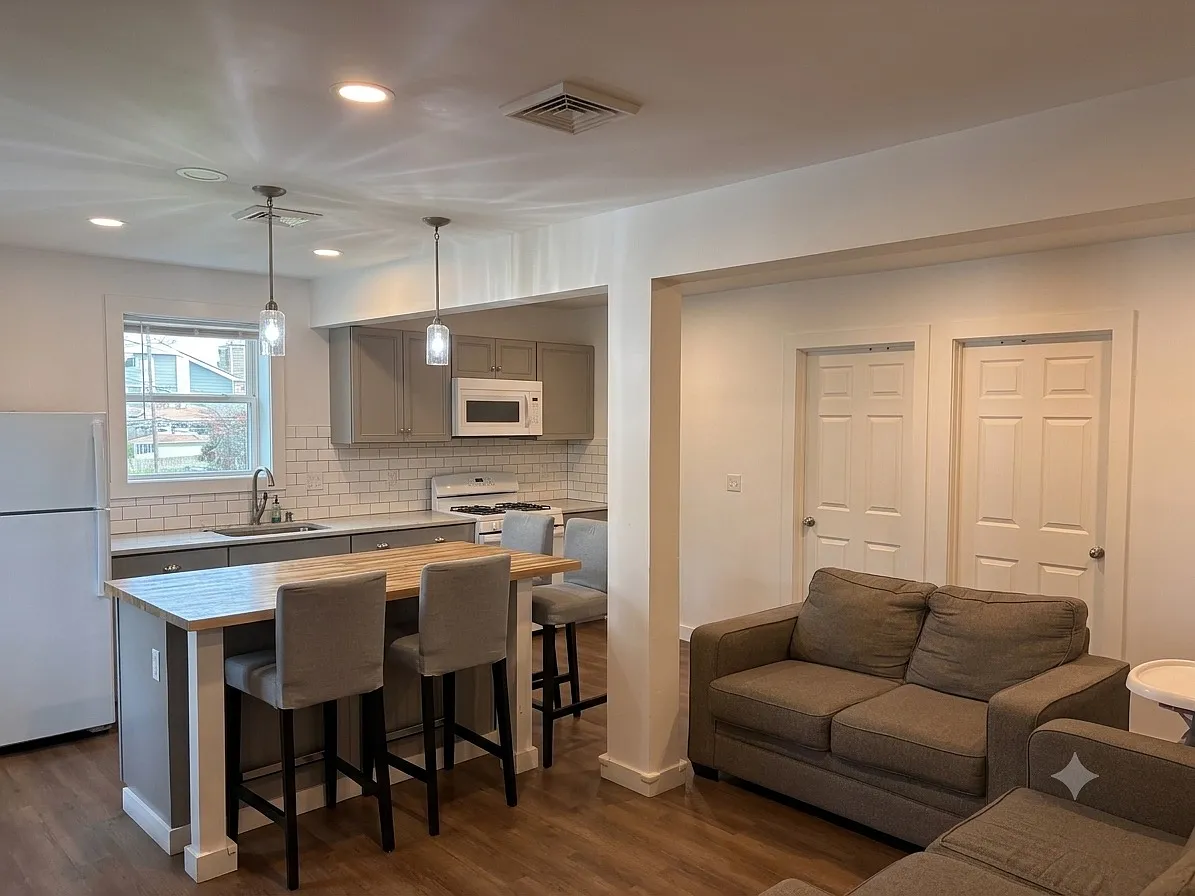 2 bed, 1000 sqft, $2,300 — Photo 2