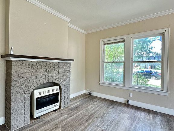 4th image of 302 S Van Buren St
