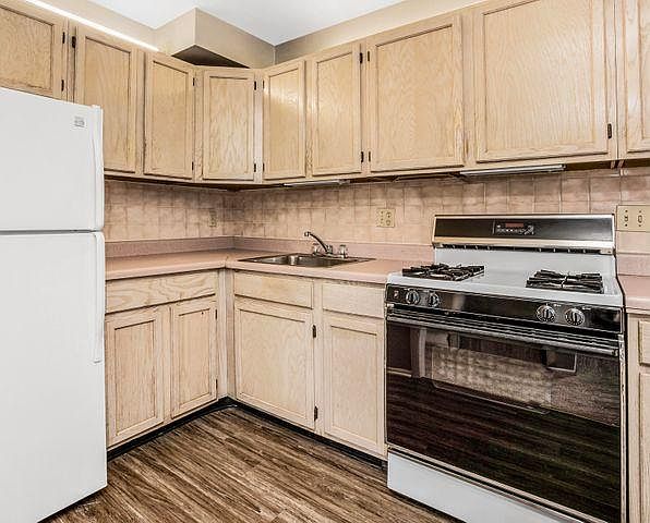 Kitchen - Photos may be enhanced/virtually staged.