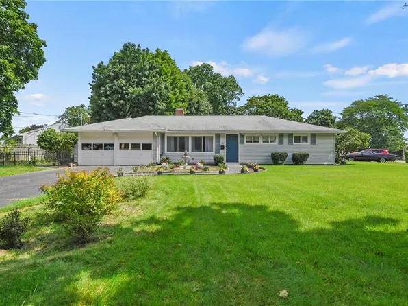 54 Riley Dr E, Riverside, RI 02915