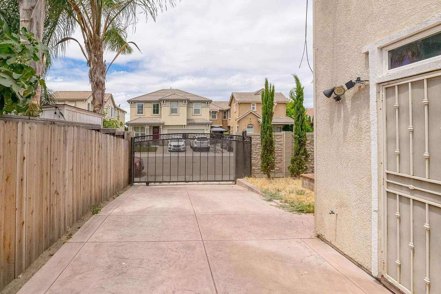 3 bed, 2.5 bath, 2033 sqft, $3,000 — Photo 4