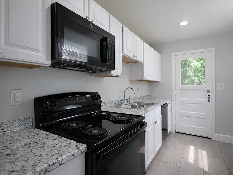 600 De Votie Ave — Photo 10
