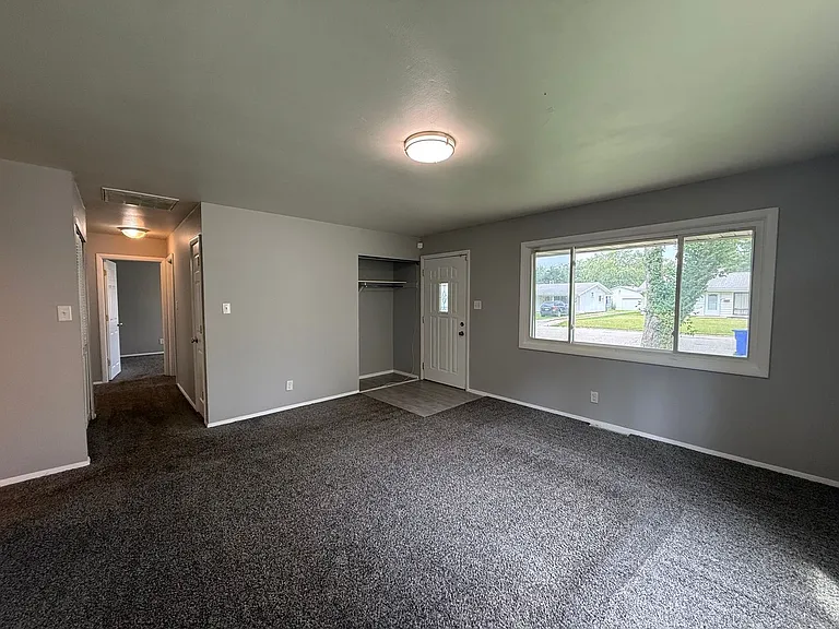 1619 W Waggoner St — Photo 2