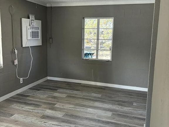 4th image of 2527 Oak Dr