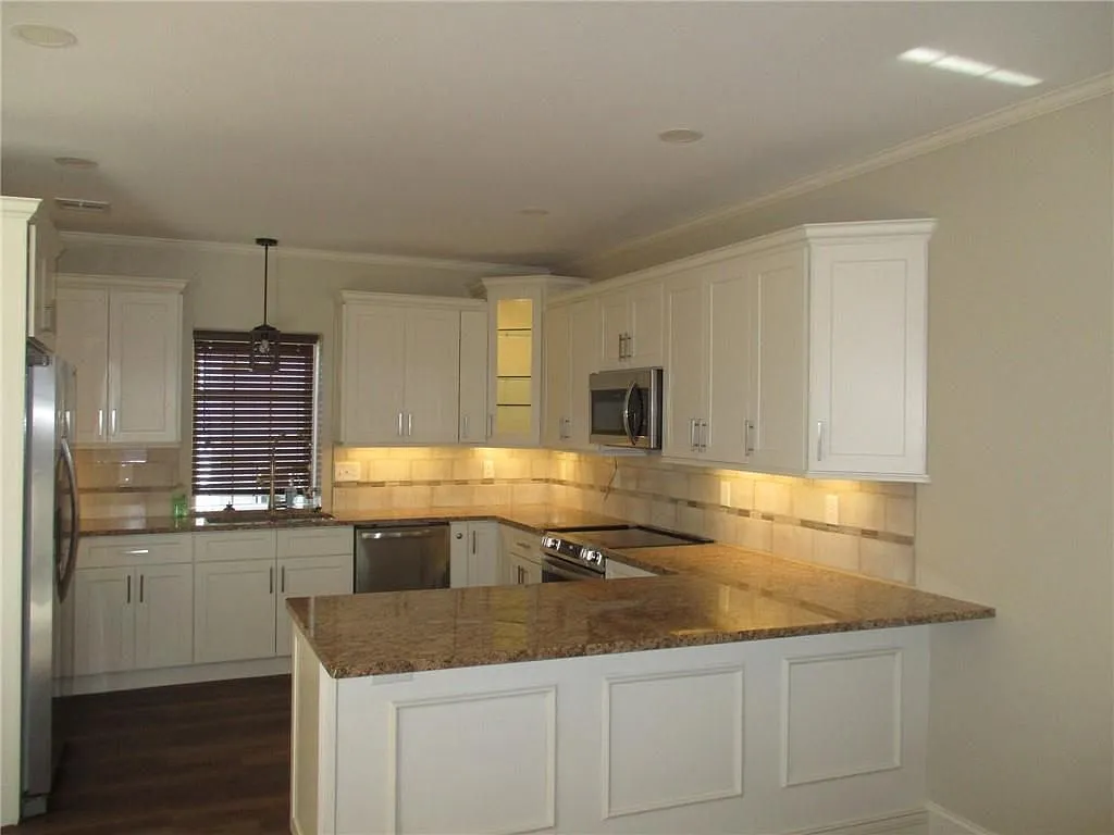 2 bed, 1.0 bath, 1050 sqft, $2,200 — Photo 2