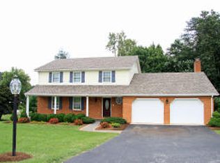 6260 Fairway Forest Dr, Roanoke, VA 24018