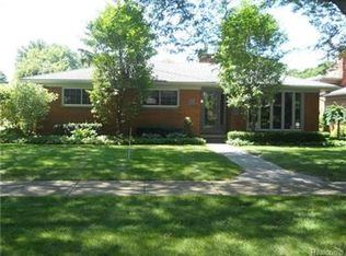 619 Peachtree Ln, Grosse Pointe Woods, MI 48236