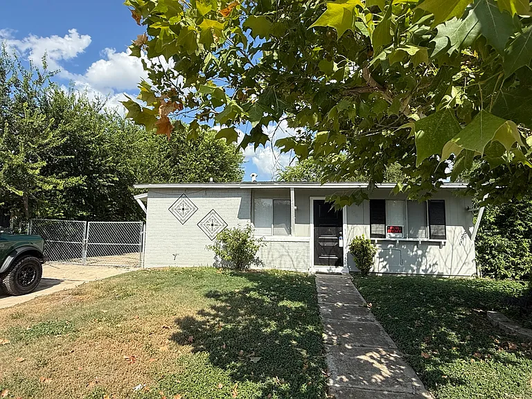 126 Saint Louis Ave — Photo 3