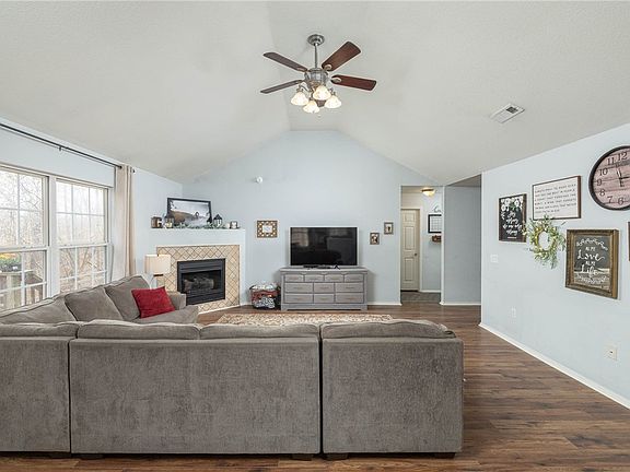 4th image of 6 Hart Ln