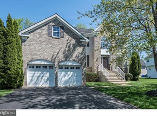 2 Fairmont Dr, Columbus, NJ 08022