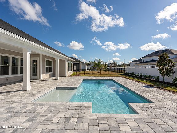 3rd image of 392 COURTNEY OAKS Drive