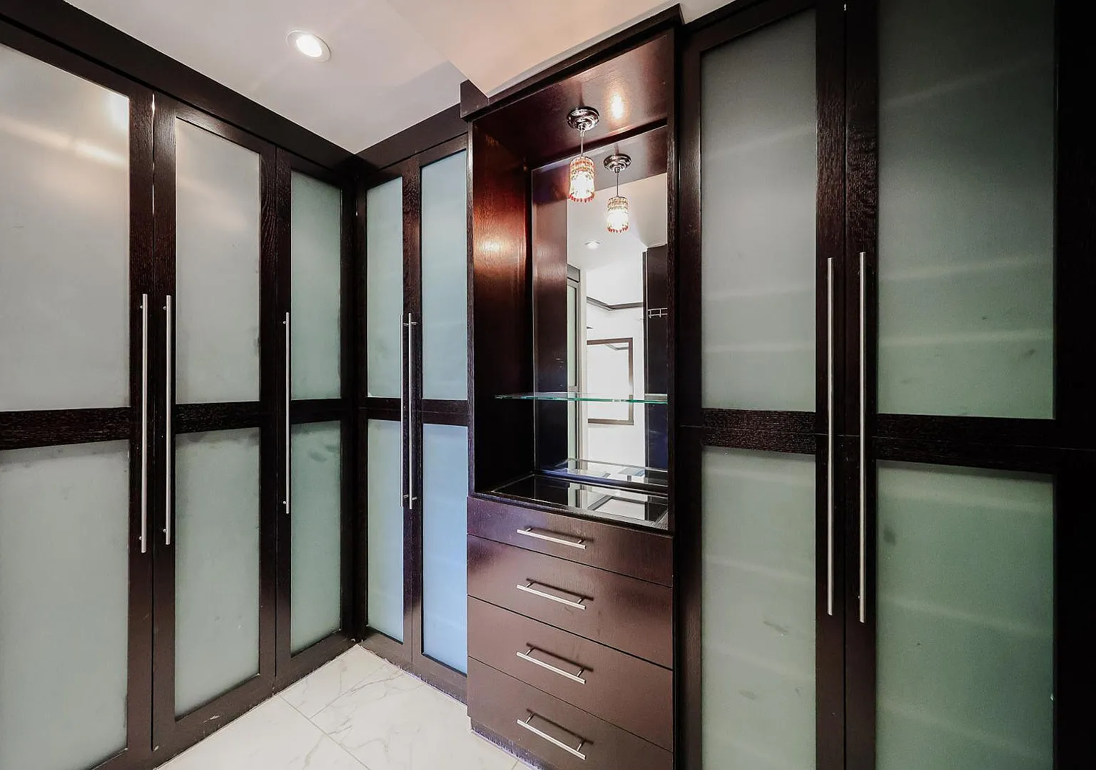 3 bed, 2.0 bath, 2312 sqft, $9,900 — Photo 3