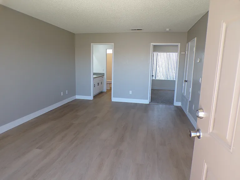 Hesperia Regency Apartments — Photo 38