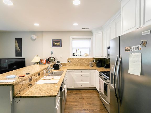 3rd image of 3231 N Clifton Ave #1N