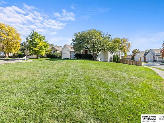 3rd image of 15327 Parker Cir