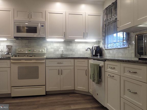2nd image of 2405 Smiths Ln