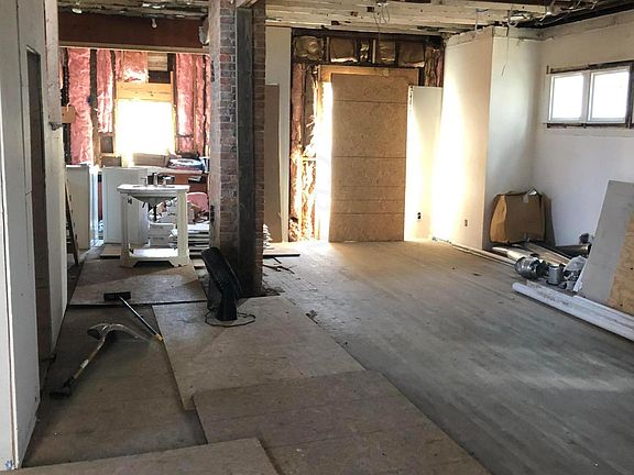 4th image of 1023 Oak St