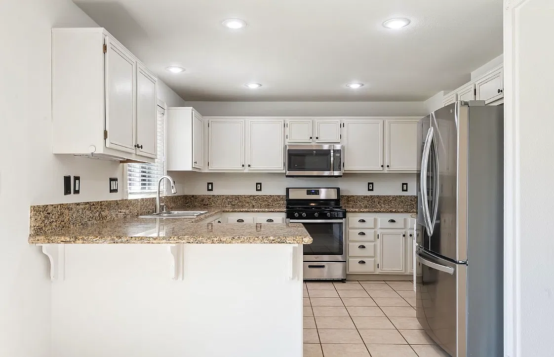 4 bed, 2.5 bath, 2526 sqft, $3,900 — Photo 4