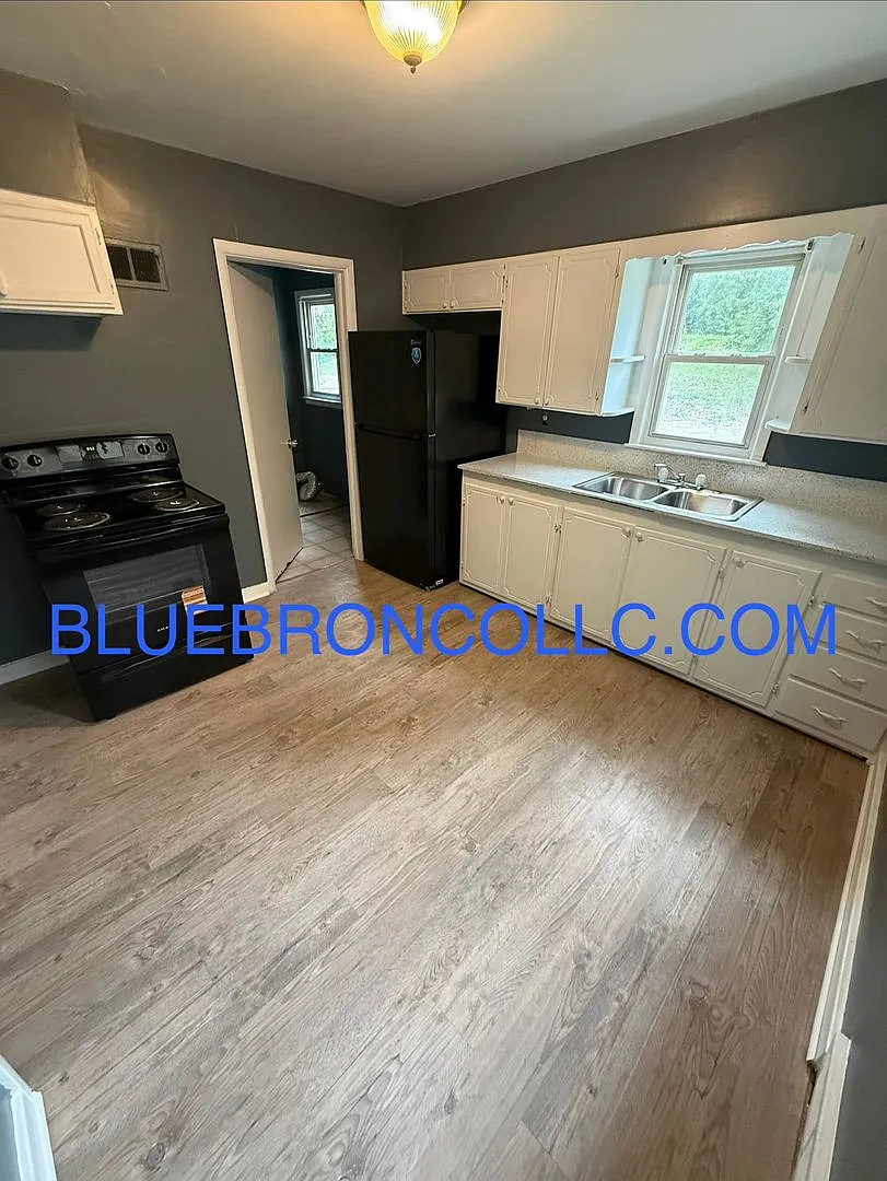 Charming unit with nice updates and fresh paint for a great price — Photo 3