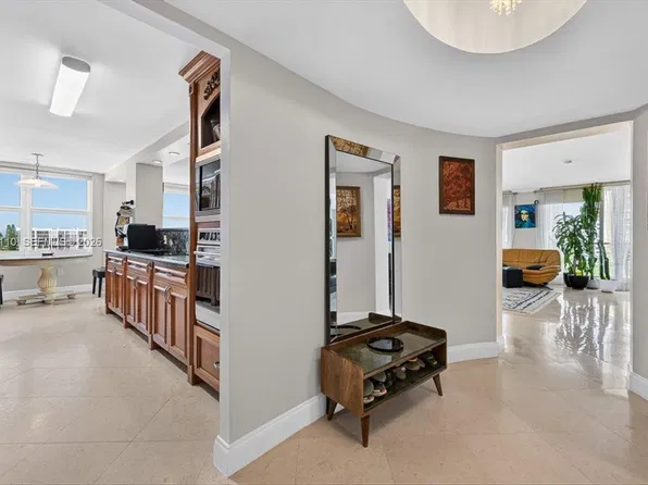 2751 S Ocean Dr #N801, Hollywood, FL 33019