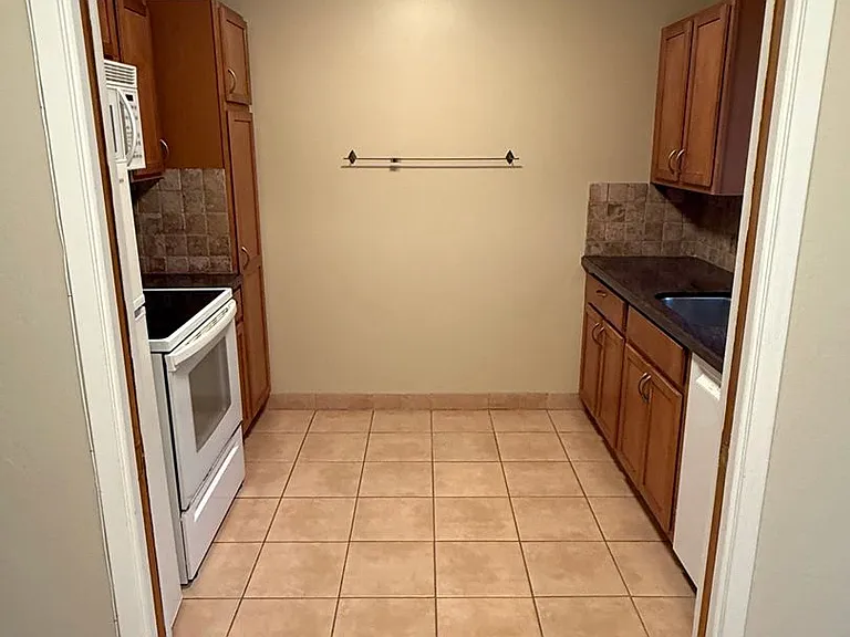 723 Menlo Ave — Photo 6