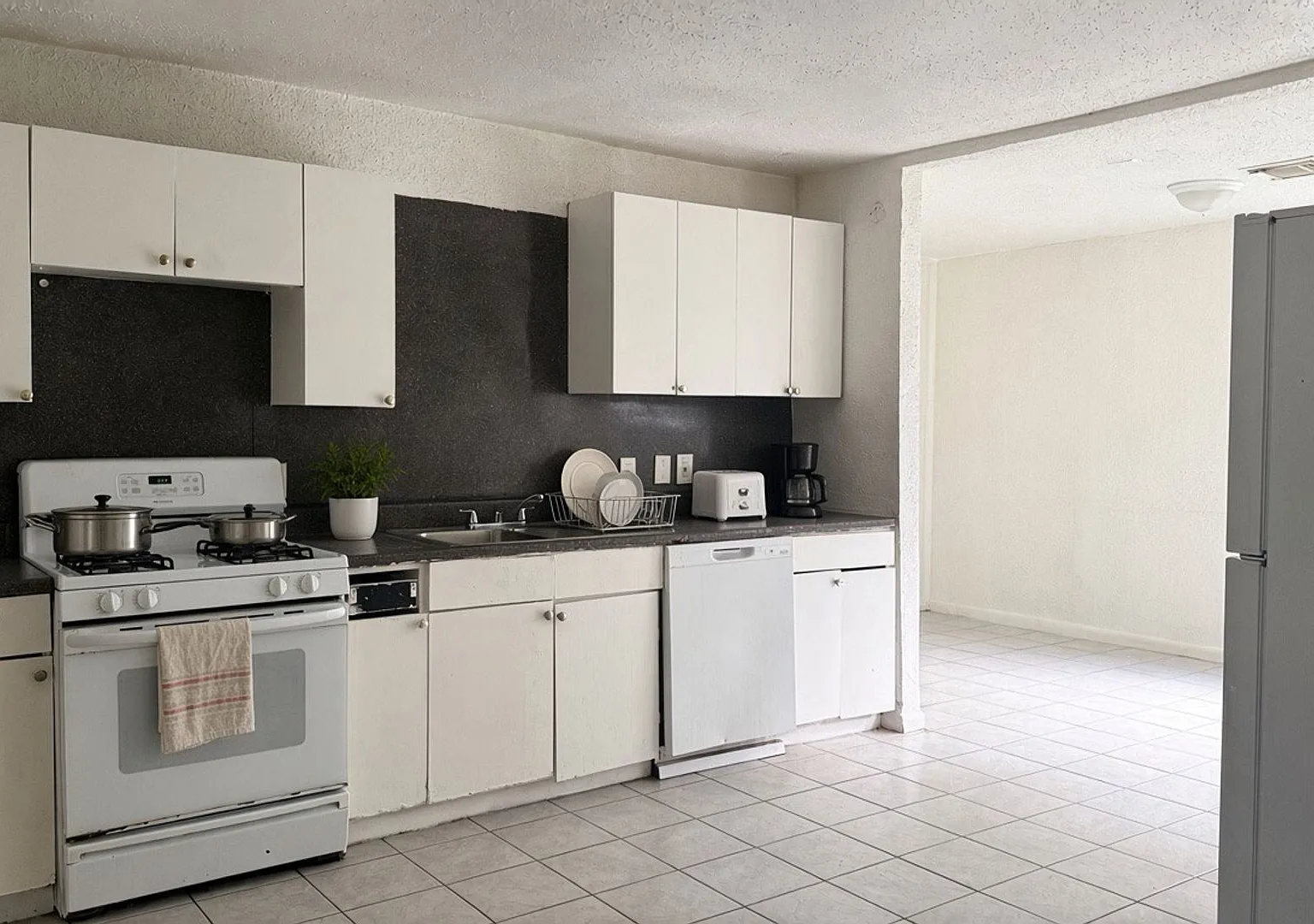 4 bedroom Single Family Home with yard — Photo 1