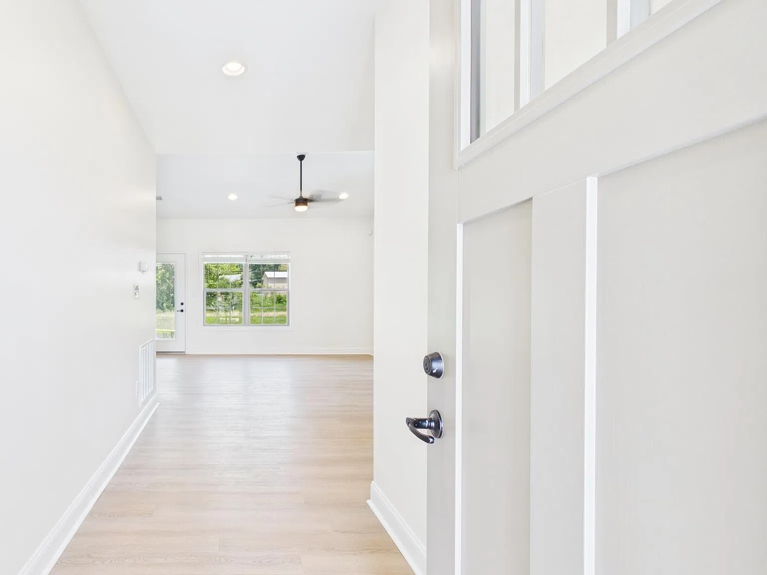 3 bed, 2.0 bath, 1284 sqft, $1,800 — Photo 3