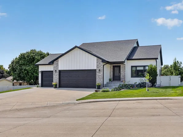 1512 Sherwood Cir, Kearney, NE 68845
