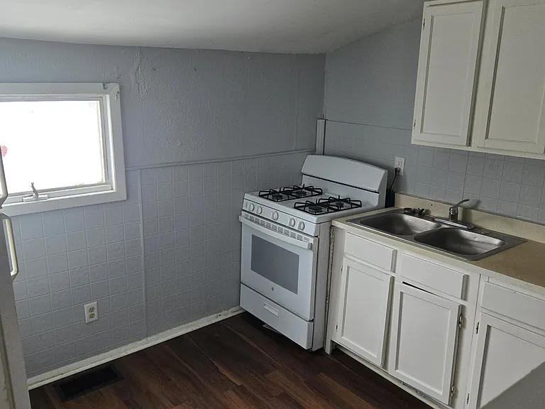 219 E 8th St #4 — Photo 5
