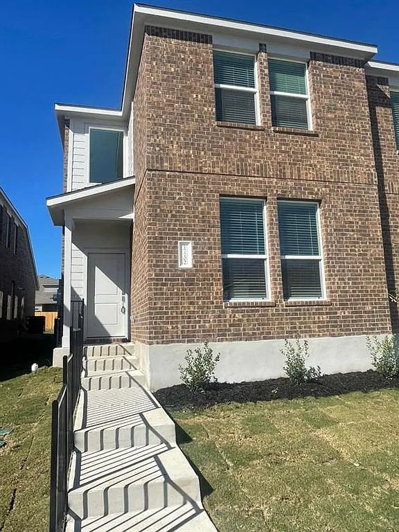4 bed, 2472 sqft, $2,450 — Photo 4