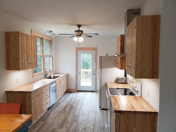5th image of 611 Camelot St