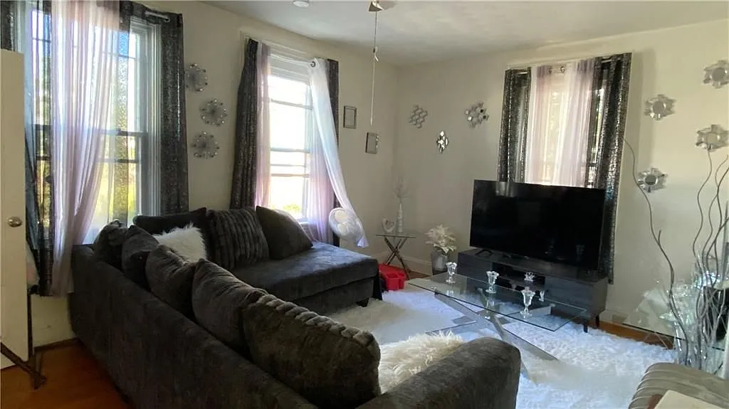 5 bed, 2.0 bath, 1140 sqft, $2,400 — Photo 2