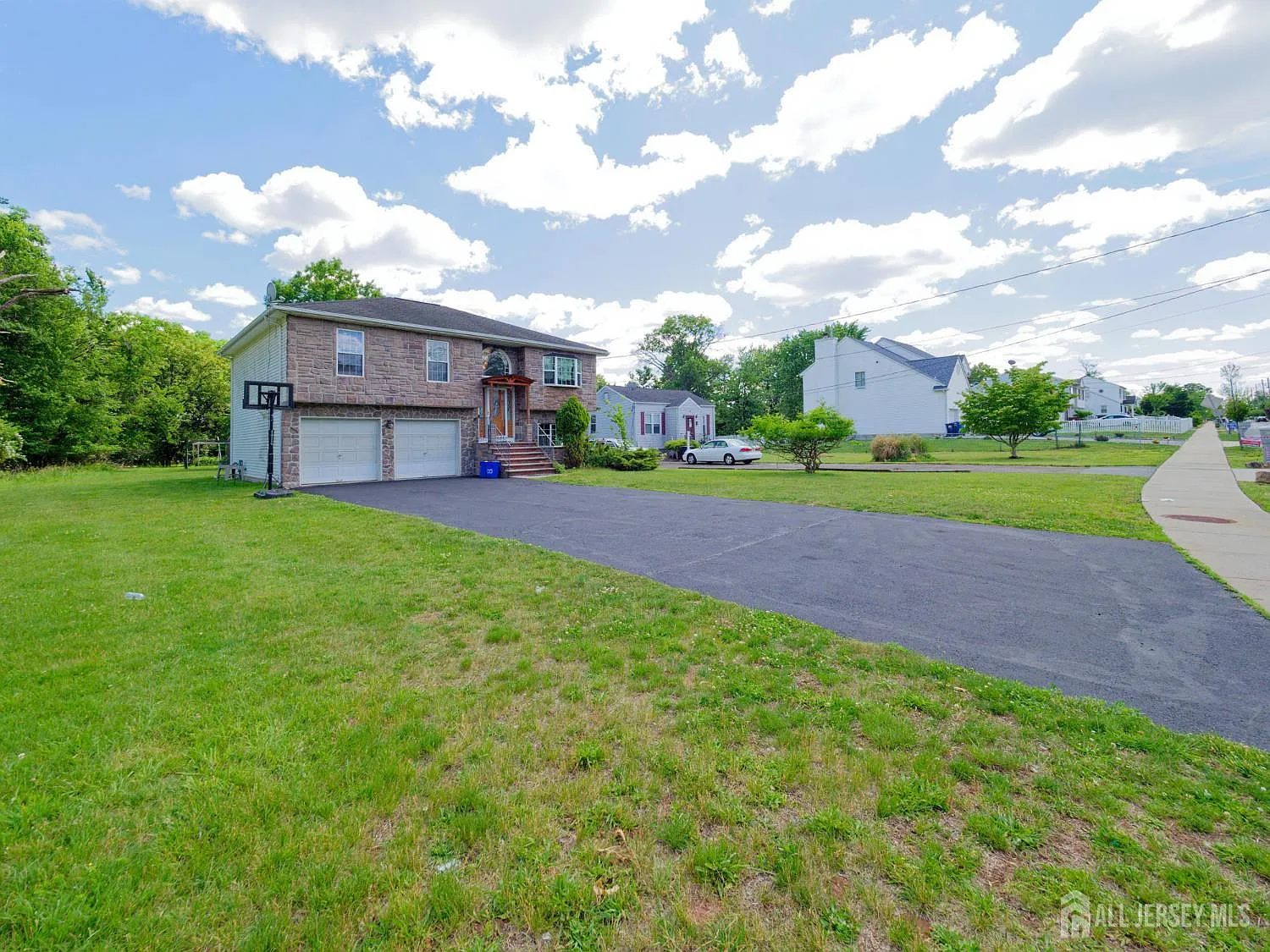 3 bed, 2.0 bath, 1984 sqft, $4,200 — Photo 3