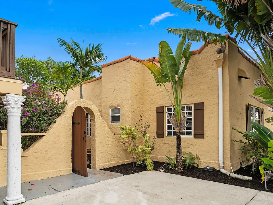 735 Colonial Rd