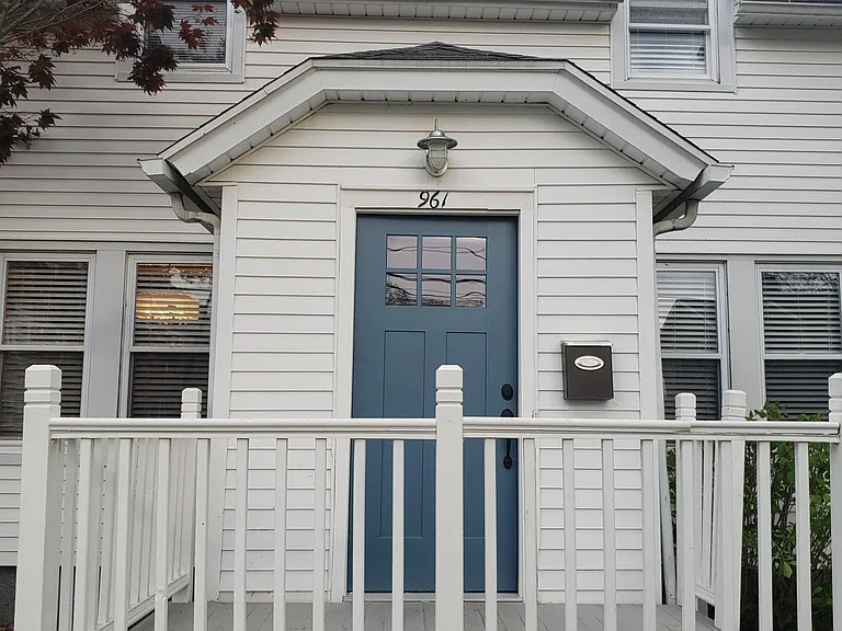 961 E Broadway — Photo 2