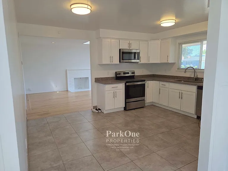 915 Notre Dame Ave — Photo 2