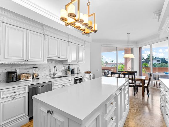 3rd image of 10 Edgewater Dr APT 3E