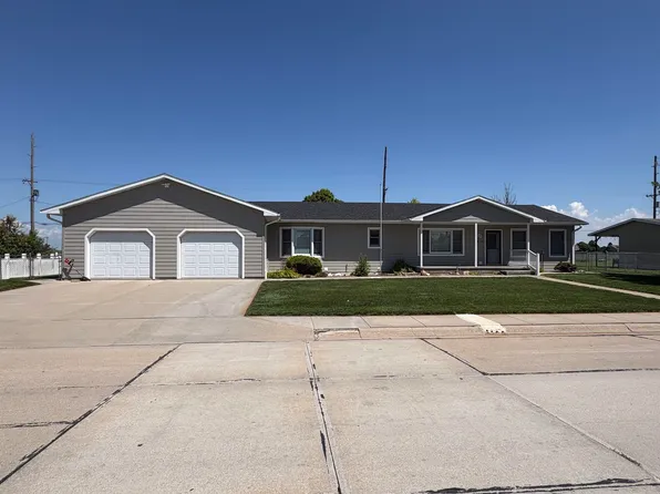 618 W 19th St, Cozad, NE 69130