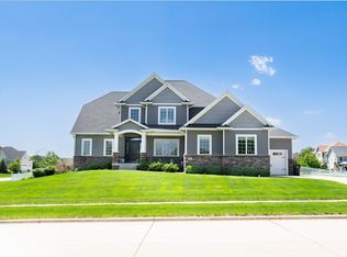 1823 Lexington Dr, Cedar Falls, IA 50613