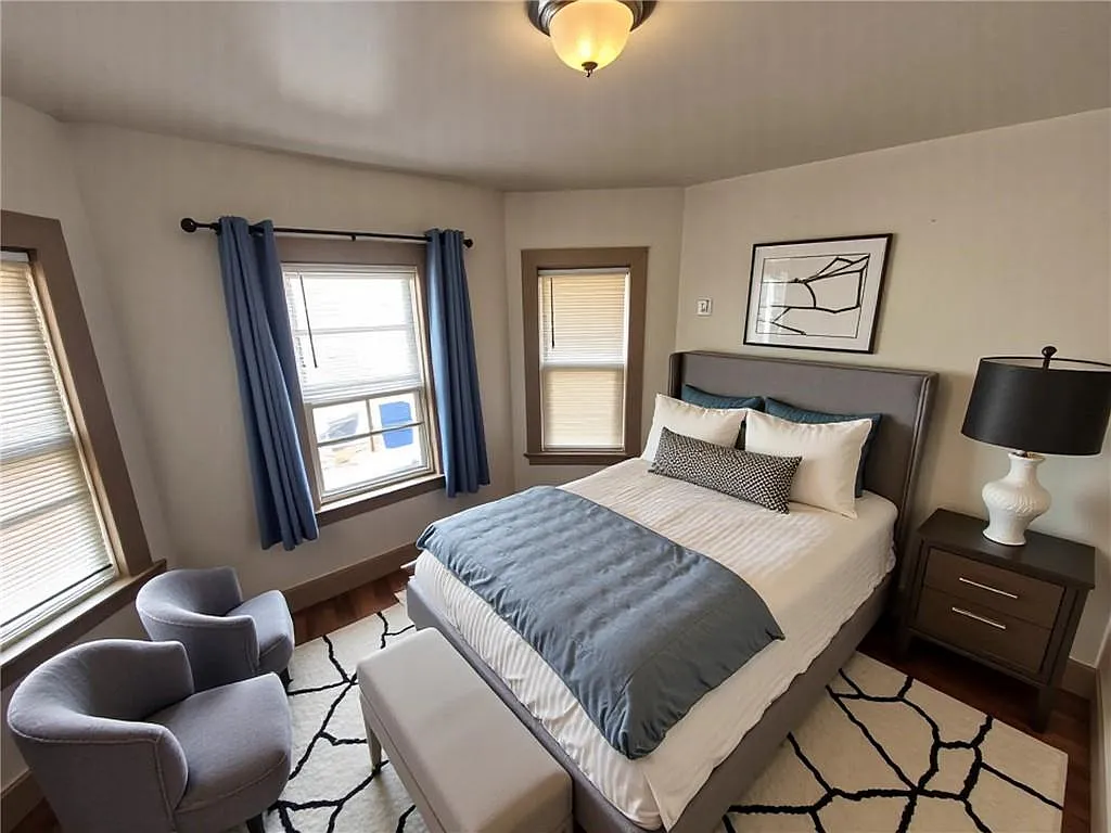 3 bed, 1168 sqft, $2,300 — Photo 2