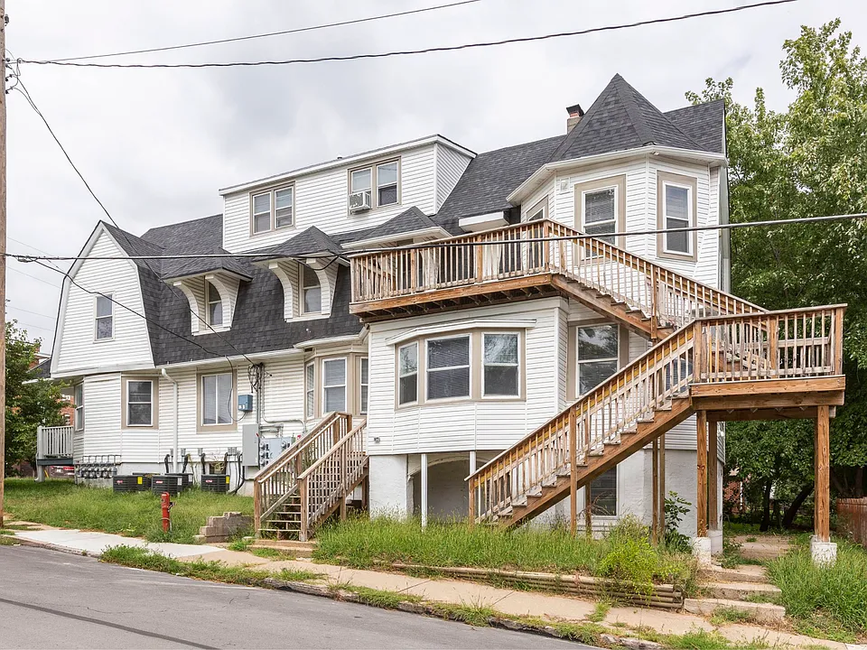 Side exterior view of Park Avenue Apartments.